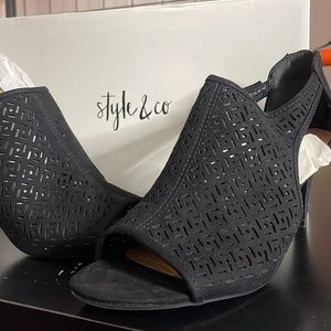 Black Peek toe ankle boots size 10m